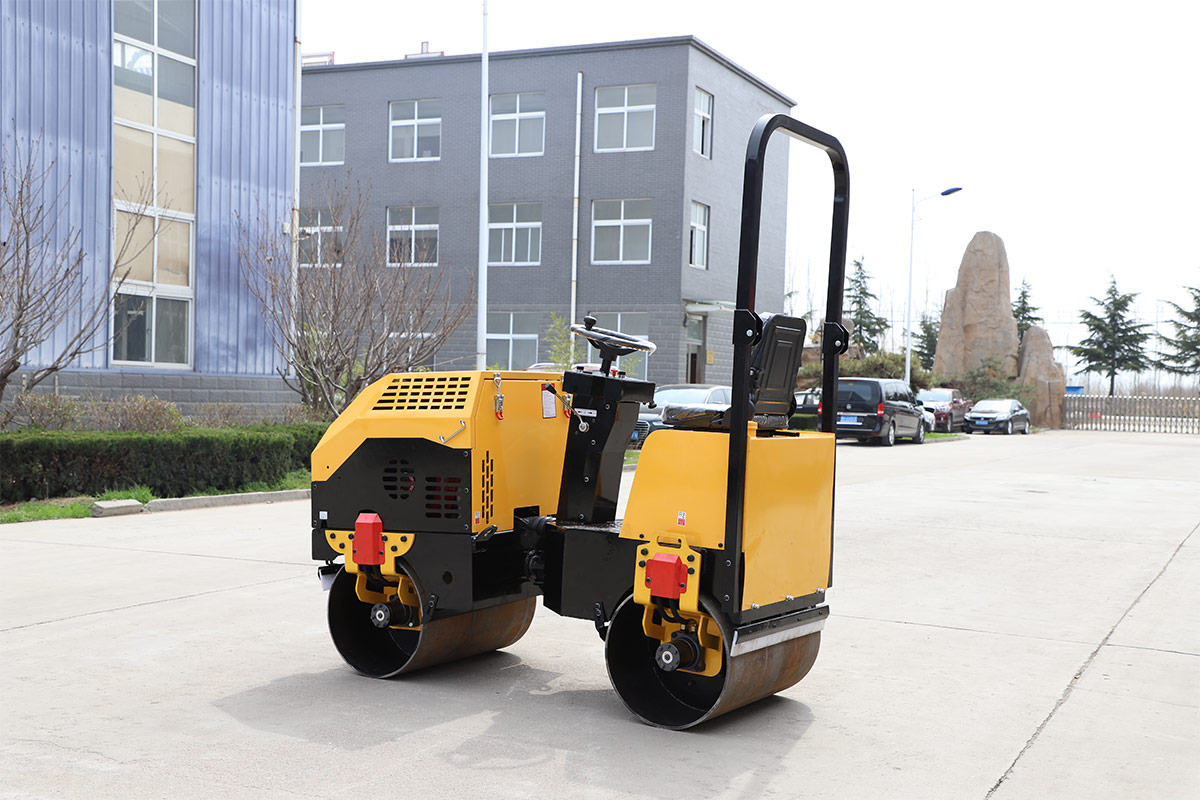 How to operate the walk-behind road roller correctly?