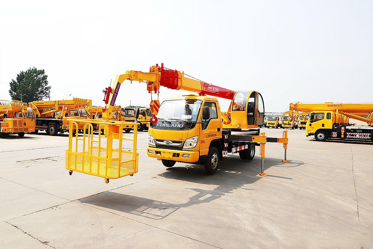 Precautions before and during operation of 10 tons truck crane